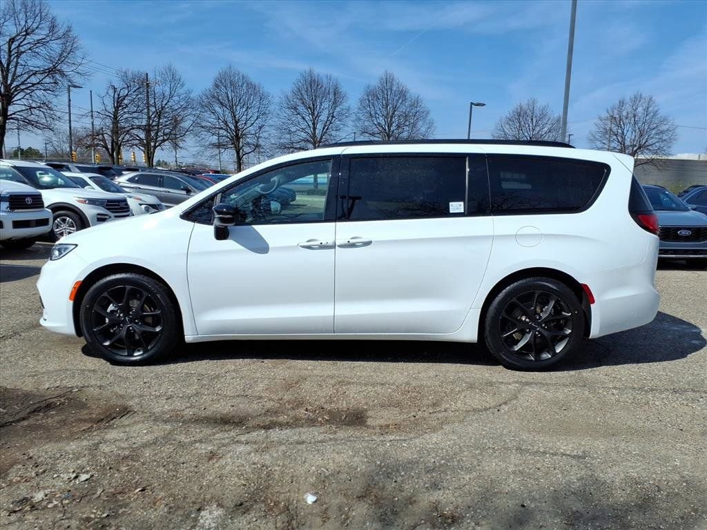 Used 2024 Chrysler Pacifica Touring-L w/ S Appearance Package image 2