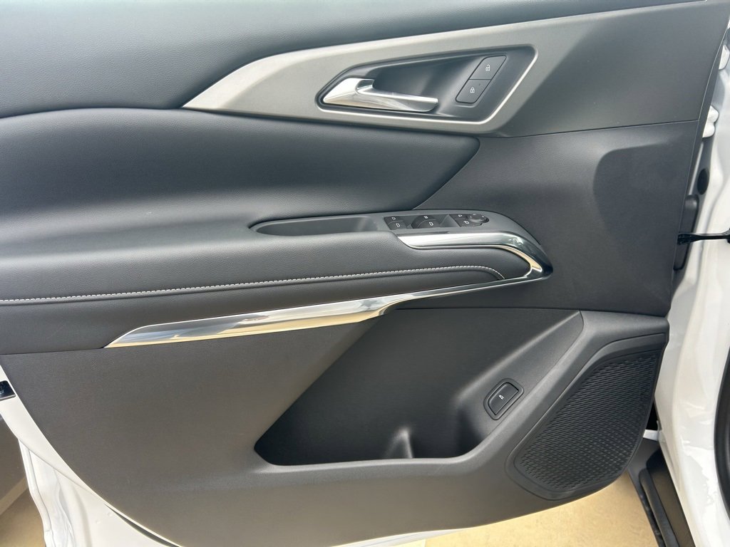 Used 2025 Chevrolet Traverse LT image 3