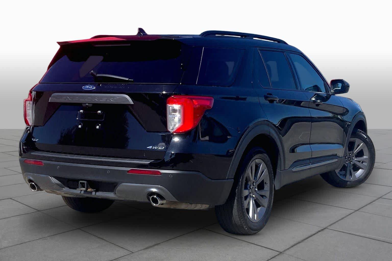 Used 2022 Ford Explorer XLT w/ Equipment Group 202A AWD/4WD image 13
