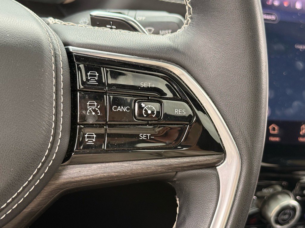 Used 2022 Jeep Grand Cherokee Overland w/ Luxury Tech Group IV image 17