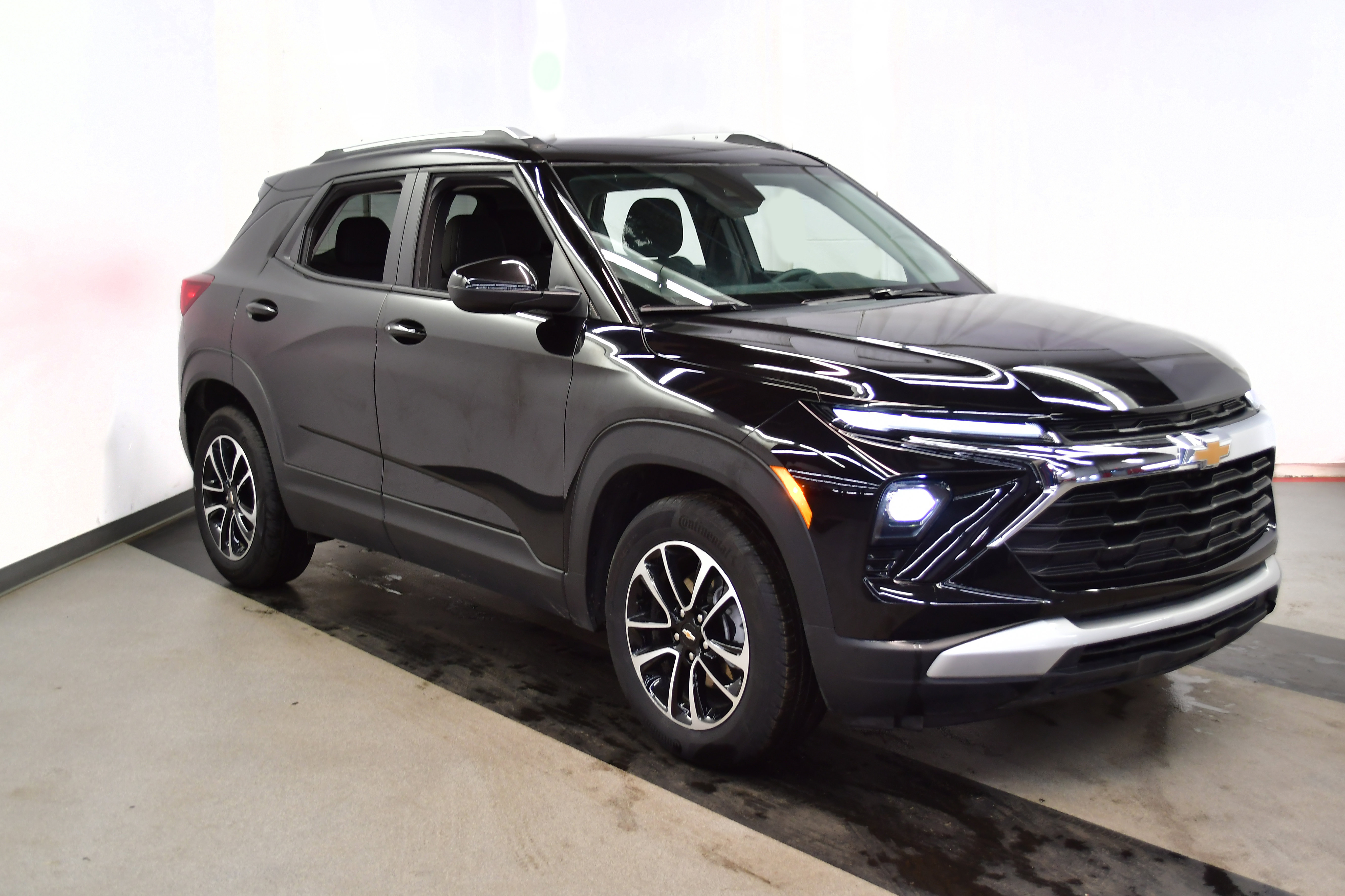 Used 2025 Chevrolet TrailBlazer LT image 2