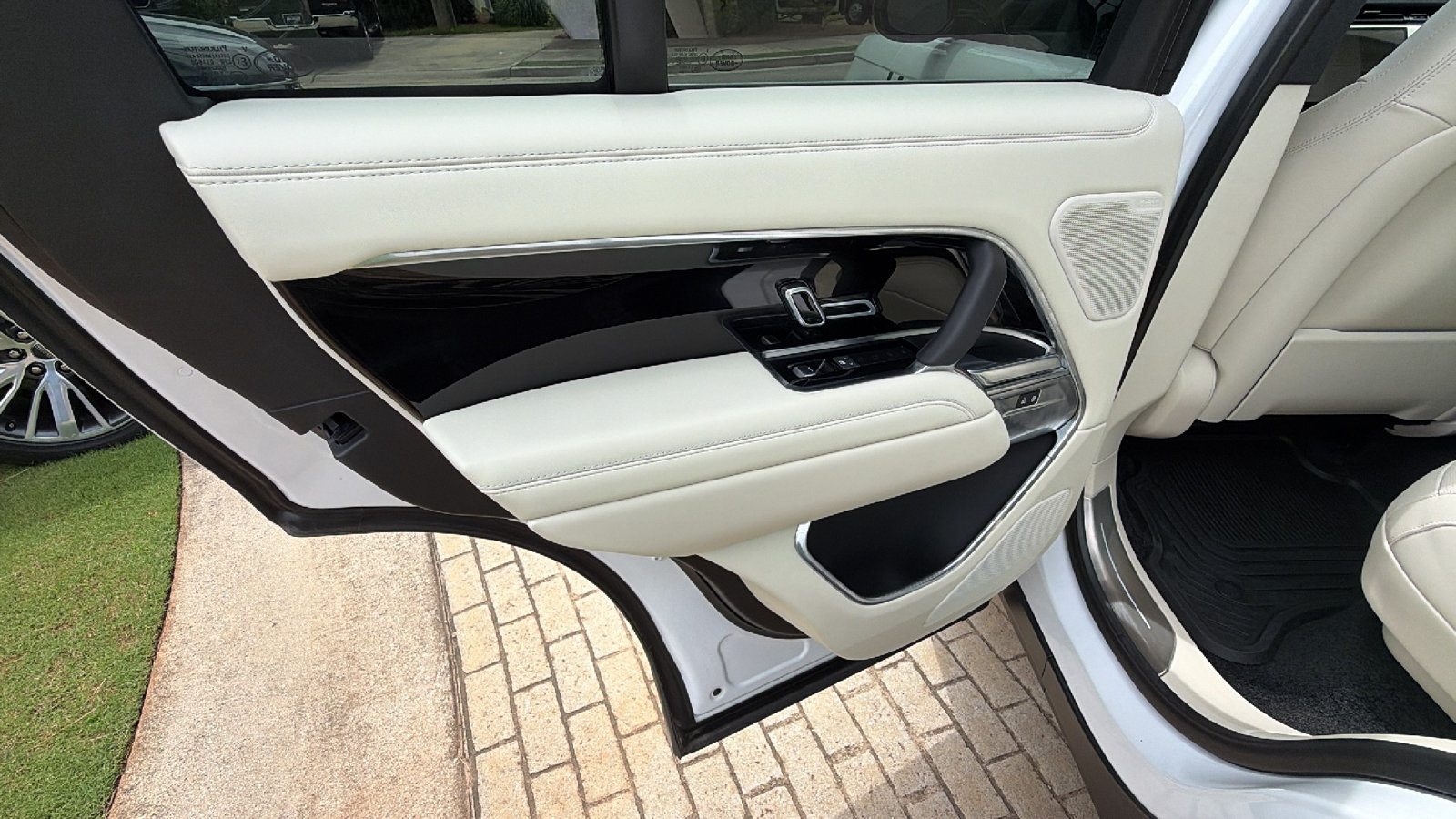 Used 2025 Land Rover Range Rover SE AWD/4WD image 22