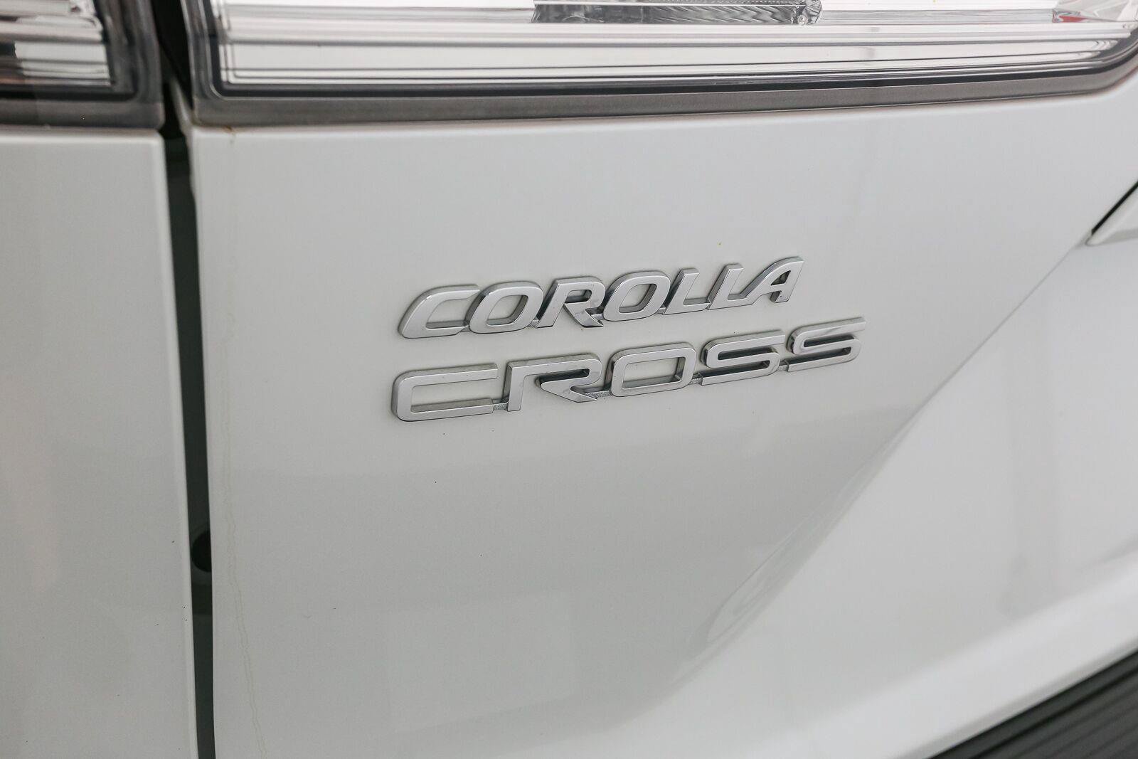 Used 2022 Toyota Corolla Cross LE w/ Moonroof Package AWD/4WD image 11