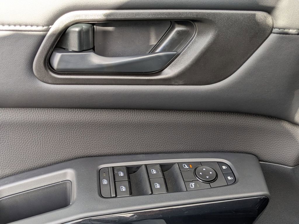 New 2025 Nissan Pathfinder SV image 12