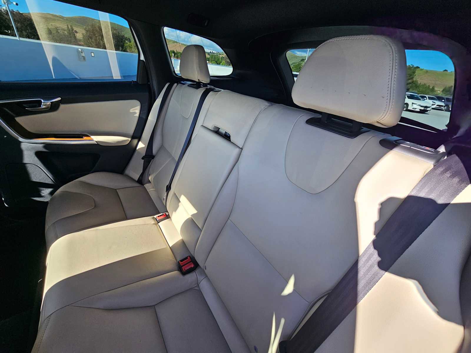 Used 2016 Volvo XC60 T6 Platinum w/ Climate Package image 13