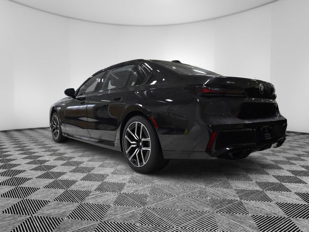 Used 2025 BMW 760i xDrive image 3