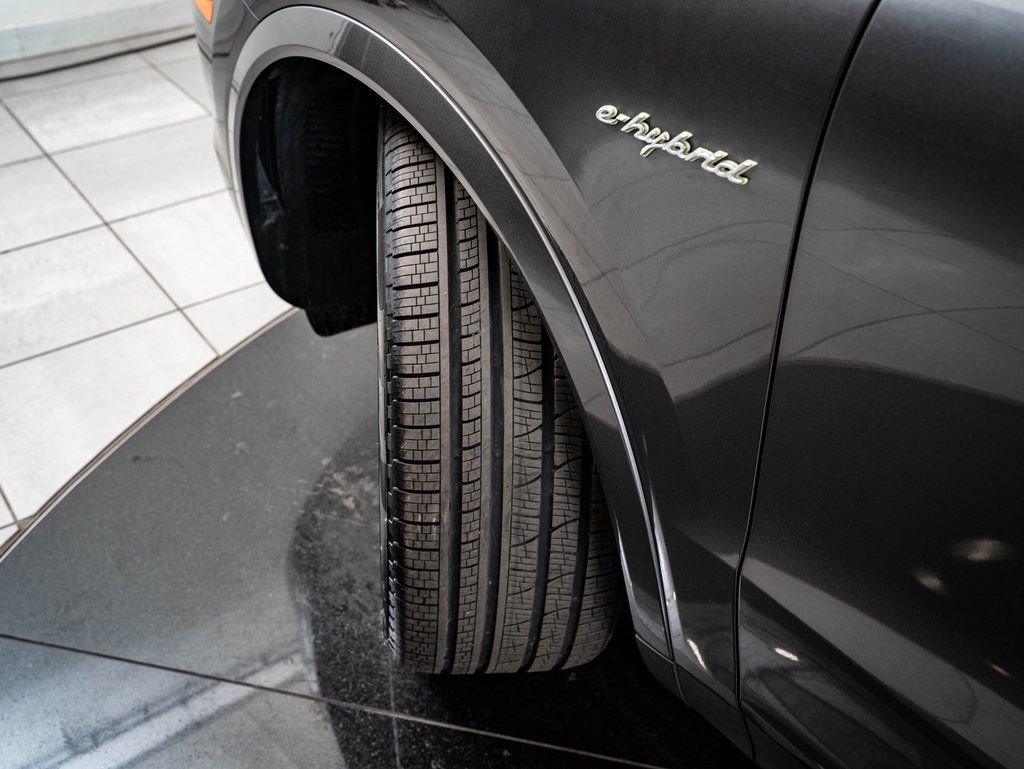 Certified 2022 Porsche Cayenne E-Hybrid w/ Premium Package image 53