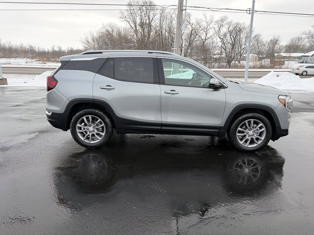 Used 2024 GMC Terrain SLT w/ Infotainment Package II image 2