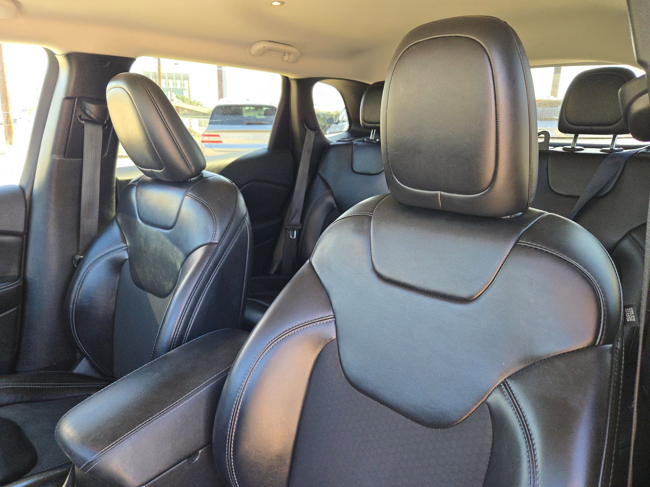 Used 2019 Jeep Cherokee Latitude Plus FWD image 9