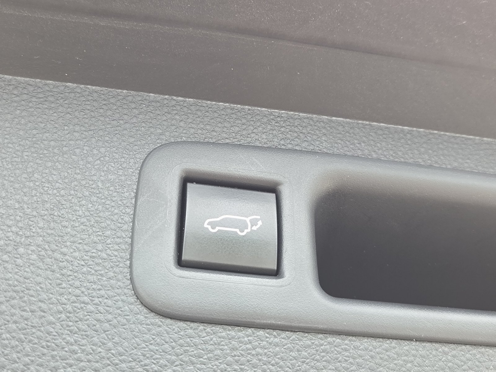 Used 2022 Toyota Highlander LE AWD/4WD image 19
