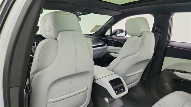 Used 2024 Cadillac Lyriq Luxury image 32