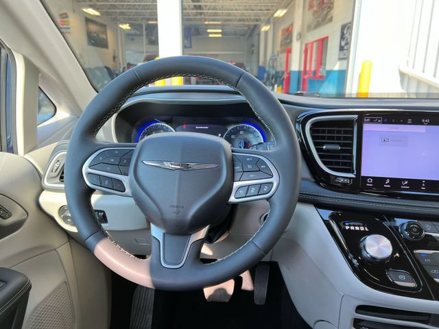 Used 2023 Chrysler Pacifica Touring-L w/ Uconnect Theater Family Group FWD image 17