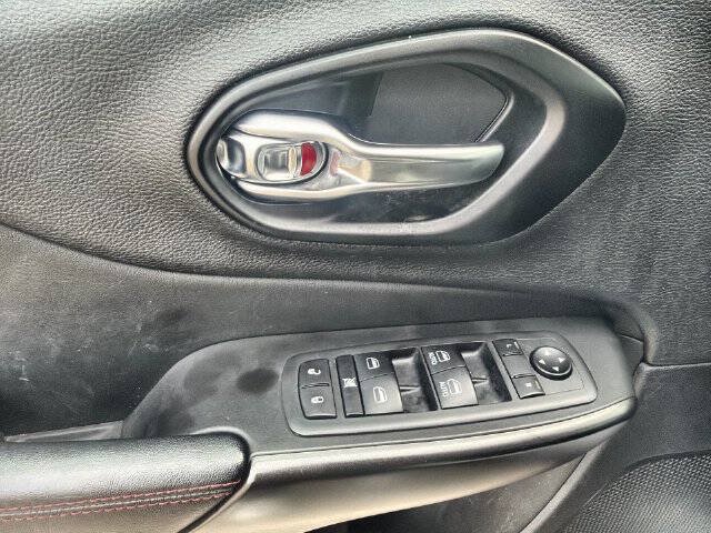 Used 2021 Jeep Cherokee Trailhawk AWD/4WD image 22