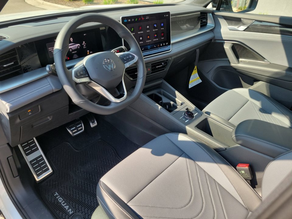 New 2026 Volkswagen Tiguan SE R-Line FWD image 30