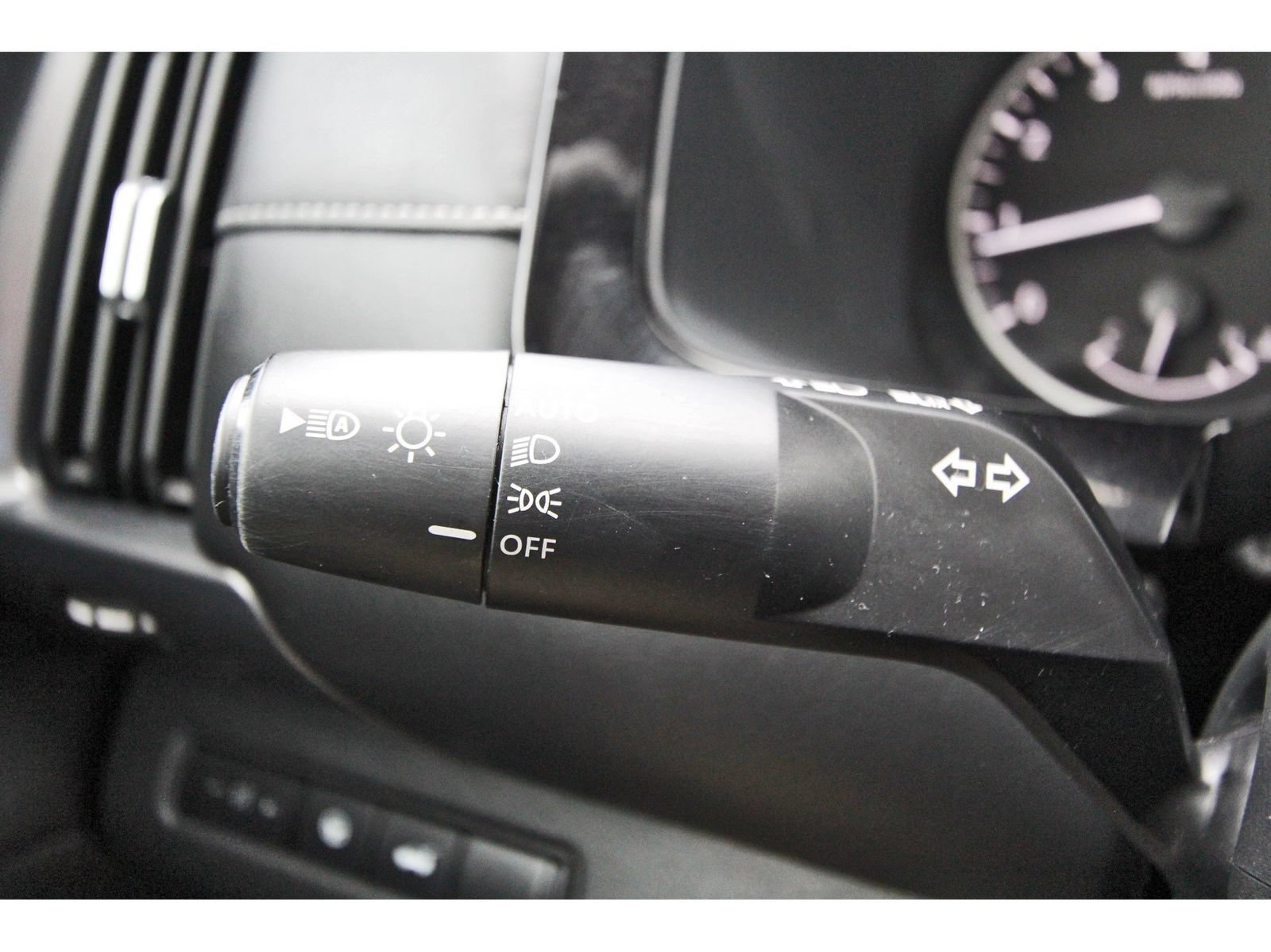 Used 2024 Nissan Pathfinder SL FWD image 17