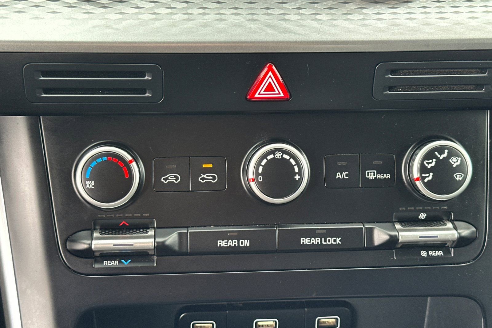 Certified 2023 Kia Carnival LX image 22