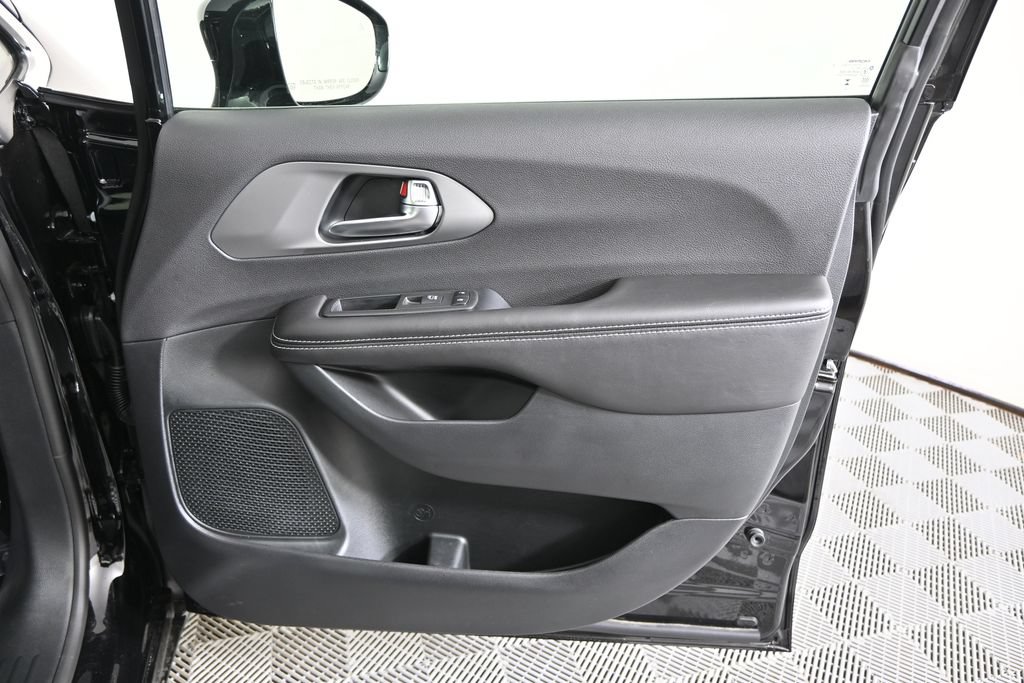 New 2027 Chrysler Pacifica Select FWD image 12