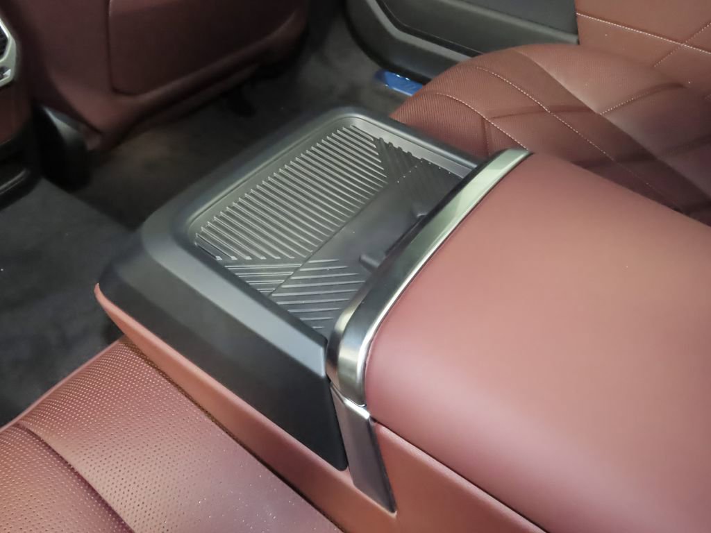 New 2025 BMW 750e xDrive image 31