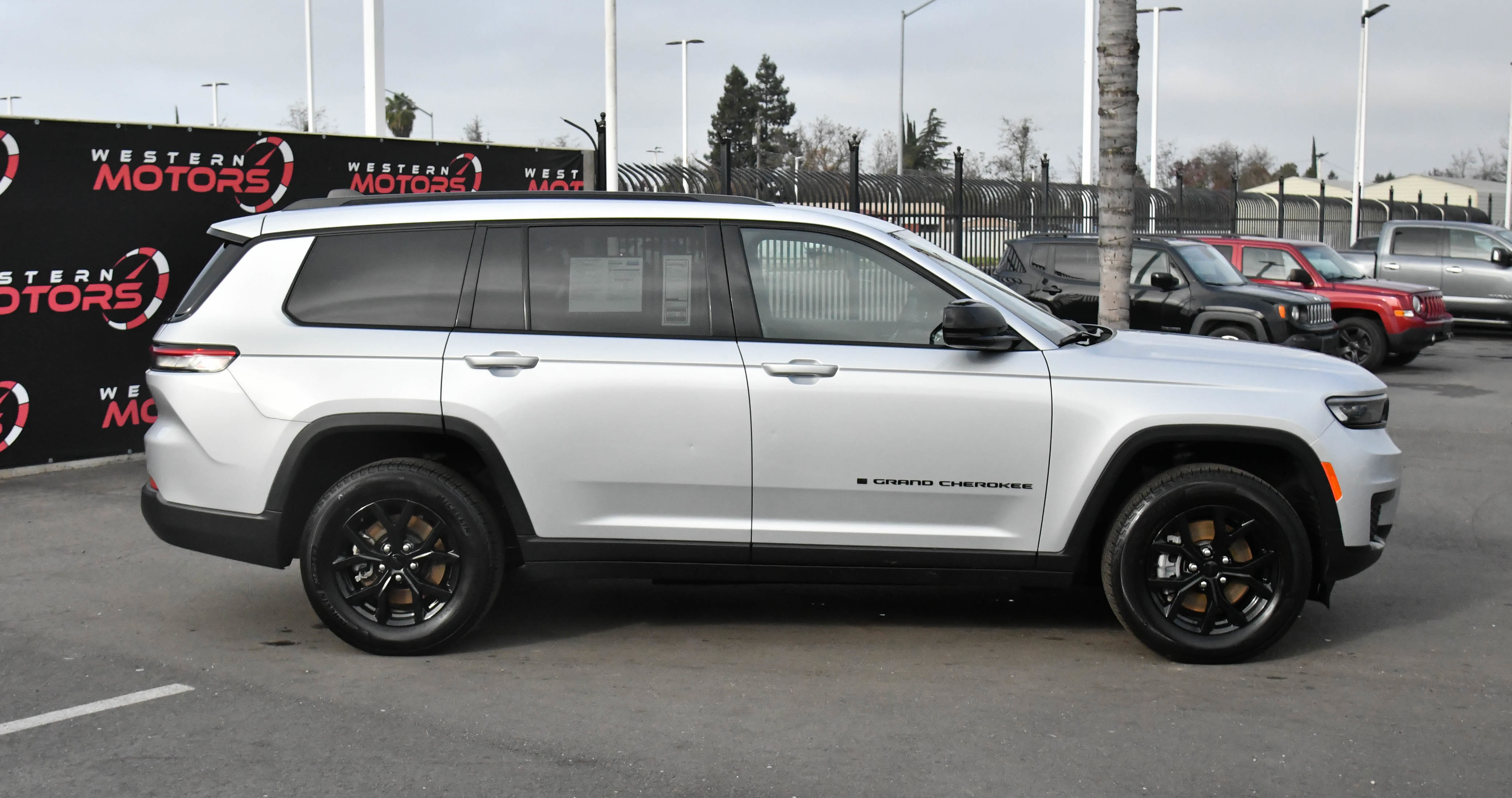 Used 2024 Jeep Grand Cherokee L Laredo image 9