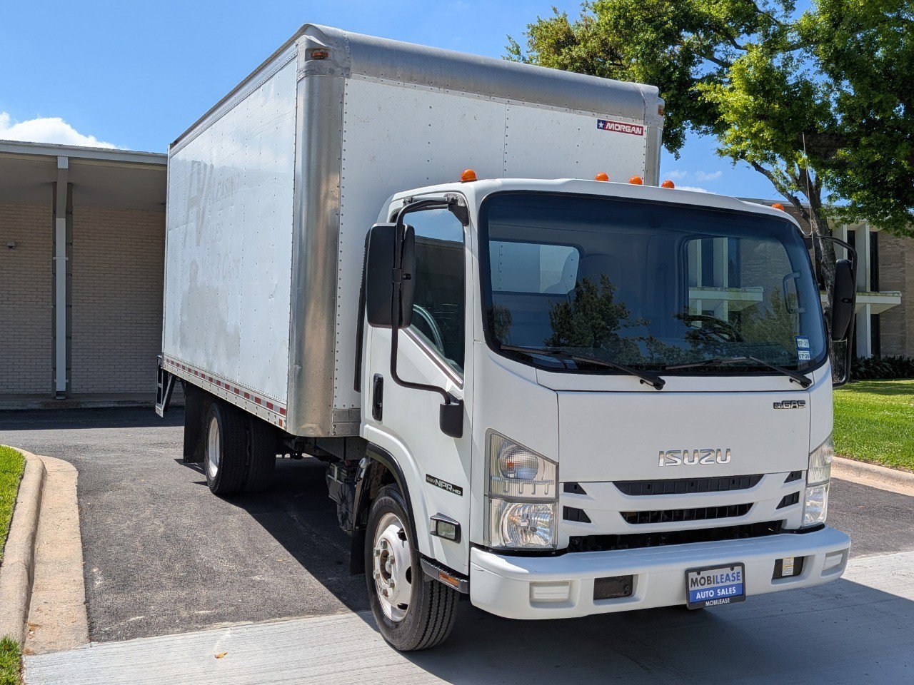 Used 2018 Isuzu NPR image 4
