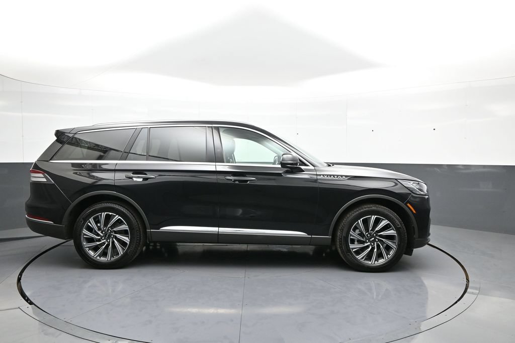 Used 2026 Lincoln Aviator AWD image 5