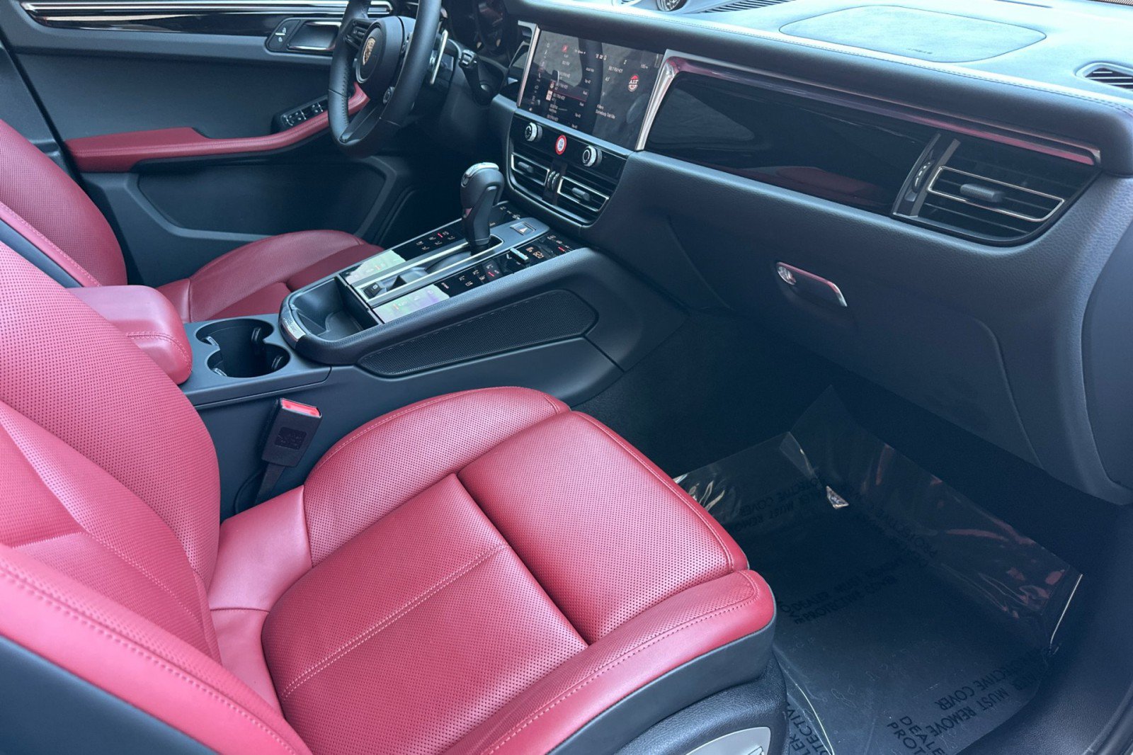 Certified 2023 Porsche Macan Turbo AWD/4WD image 16