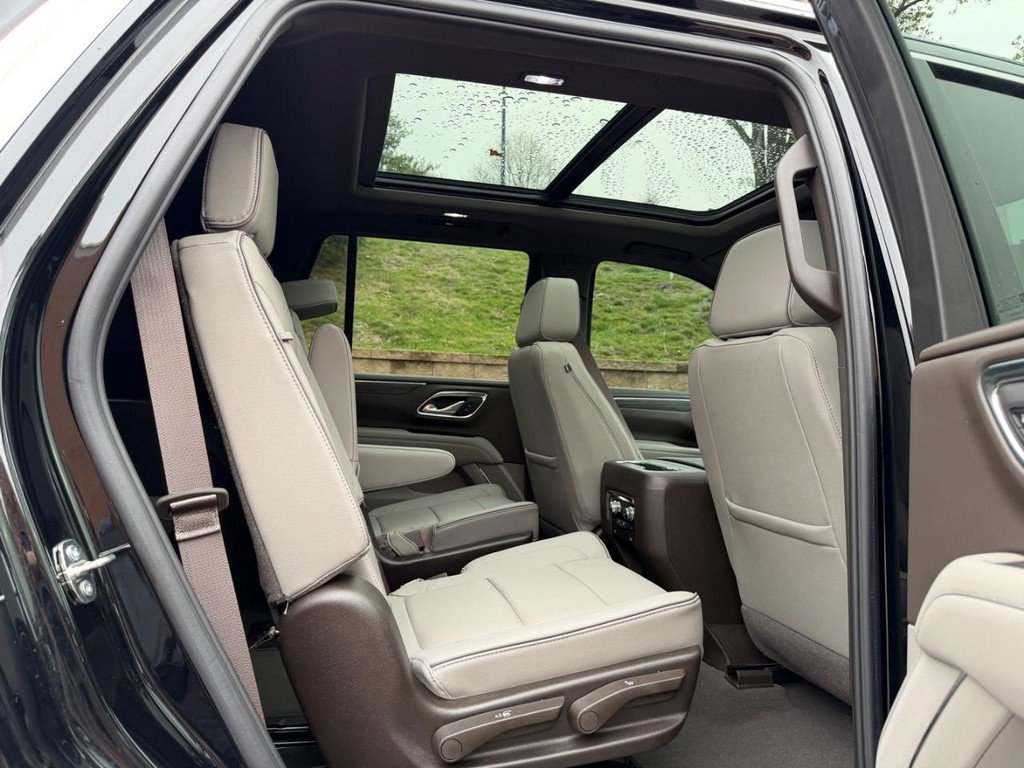 Used 2023 GMC Yukon SLT w/ SLT Luxury Package image 9