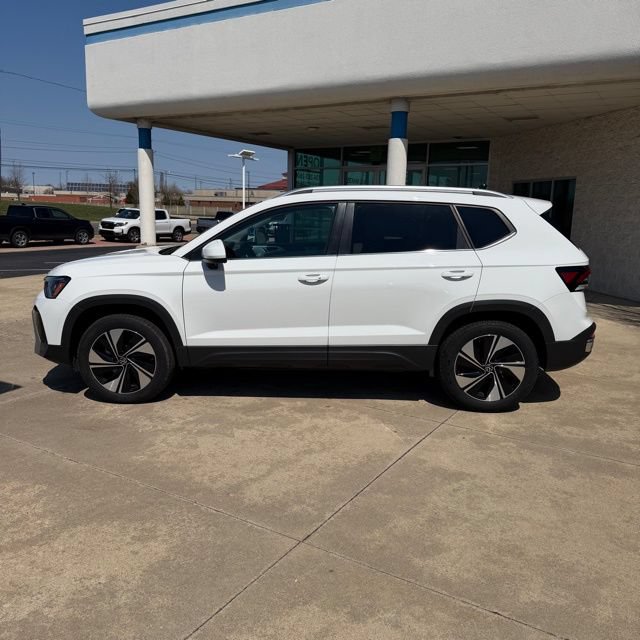 Used 2025 Volkswagen Taos SE AWD/4WD image 2