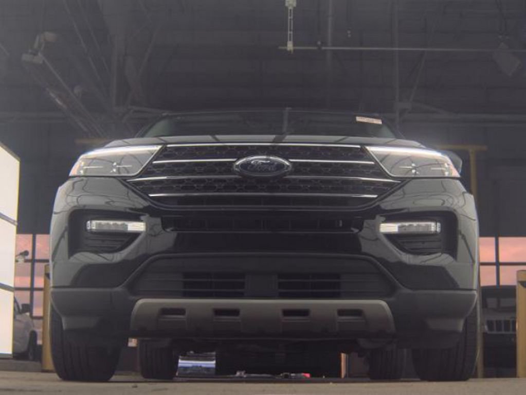 Used 2024 Ford Explorer XLT w/ Equipment Group 202A AWD/4WD image 4