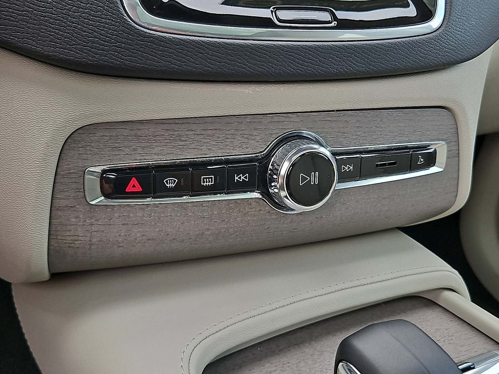 Certified 2023 Volvo XC90 B5 Plus w/ Protection Package Premier image 16