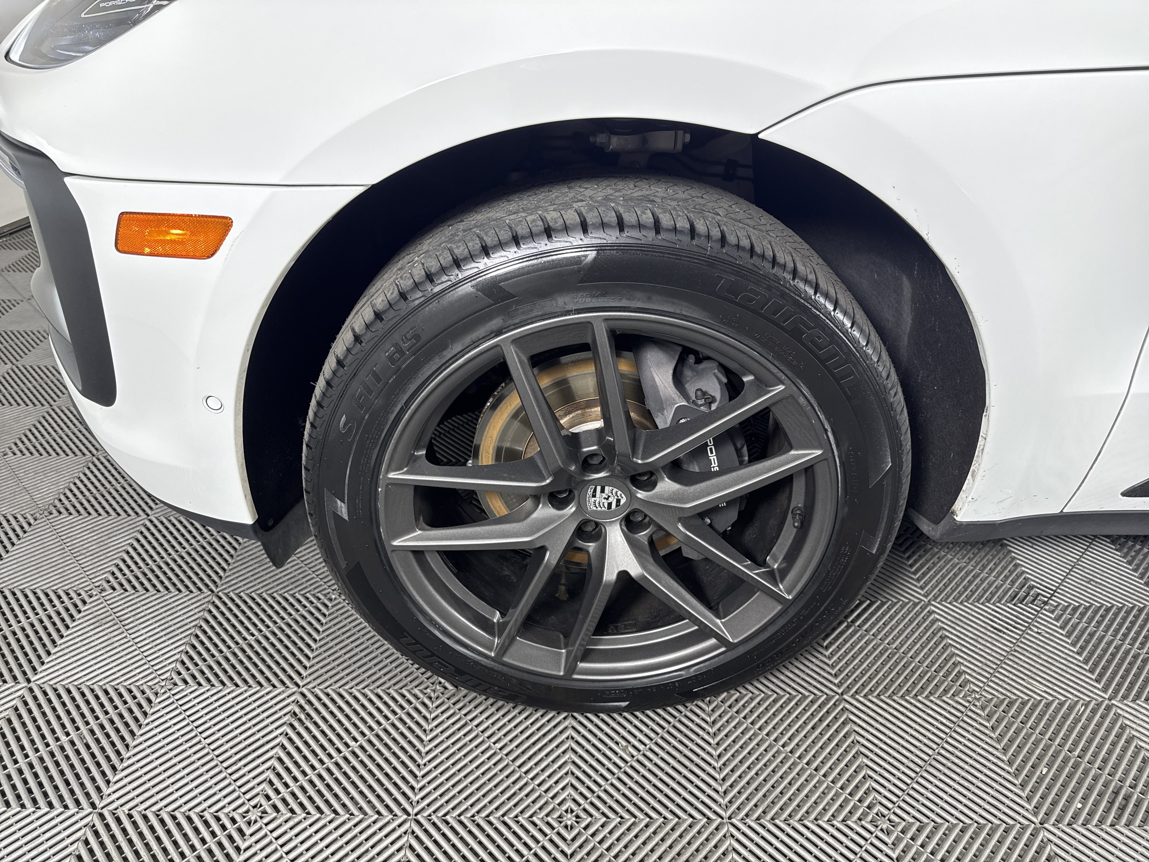 Used 2023 Porsche Macan Turbo image 13