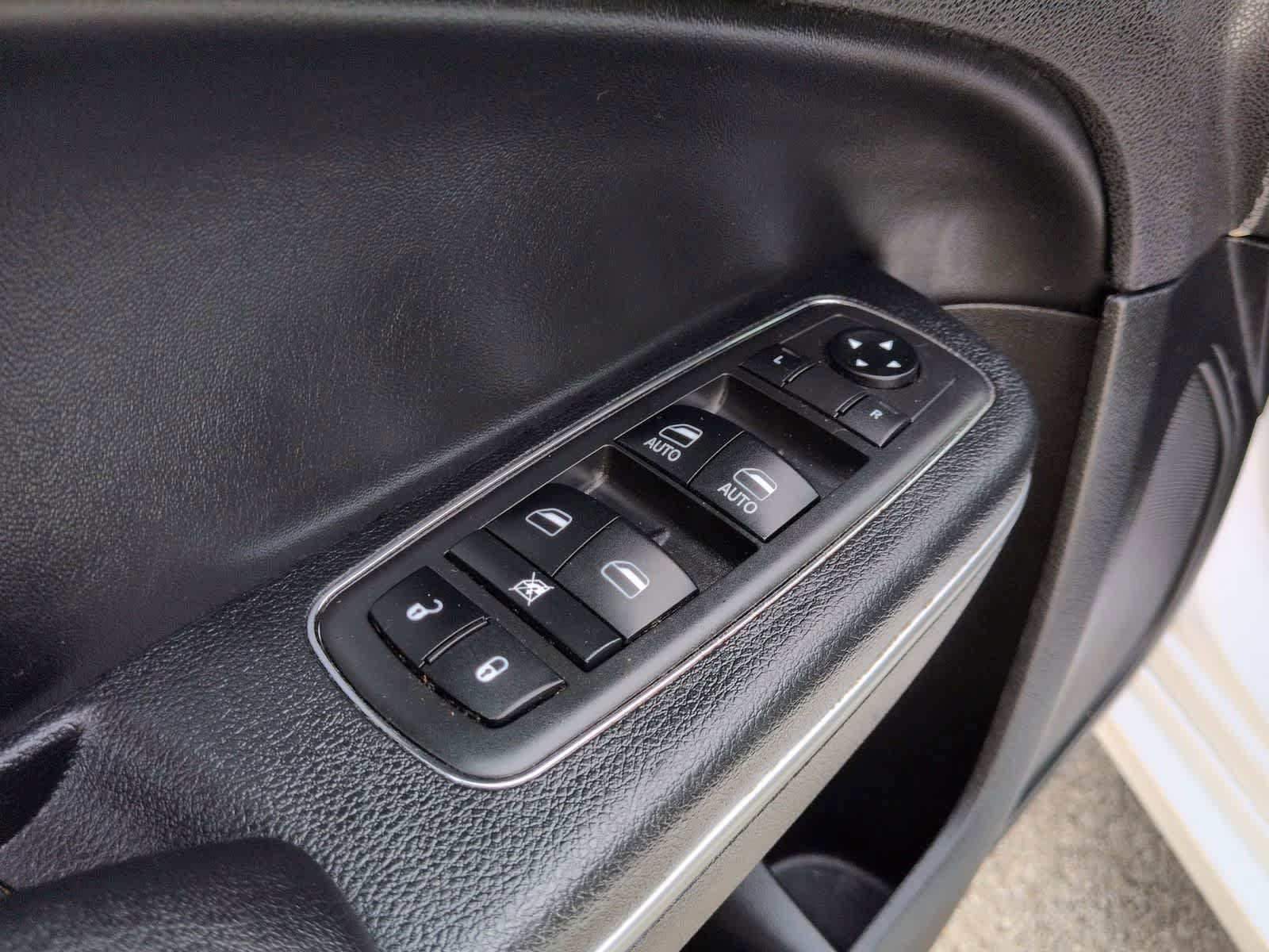 Used 2019 Chrysler 300 S RWD image 17