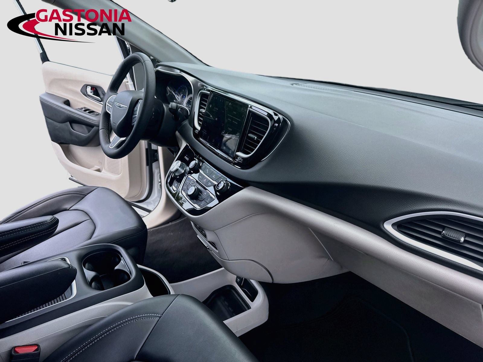 Used 2024 Chrysler Pacifica Touring-L FWD image 37