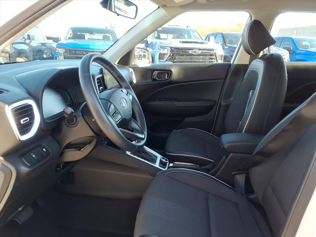 Used 2023 Hyundai Venue Limited image 11