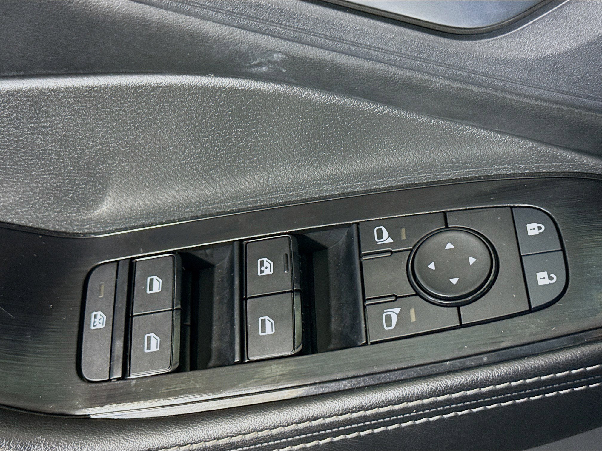 Used 2025 Nissan Rogue SV image 24