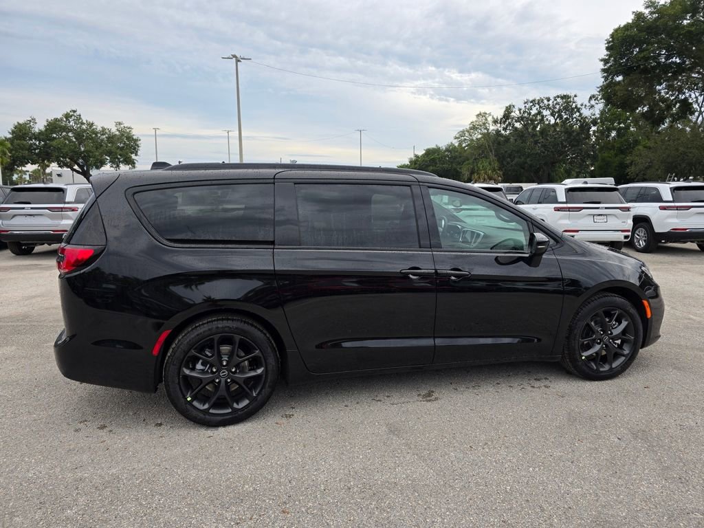 New 2026 Chrysler Pacifica Limited w/ S Appearance Package FWD image 7