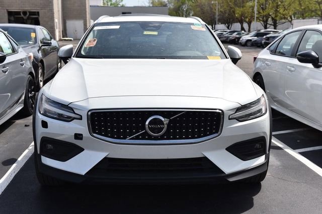 Used 2025 Volvo V60 B5 Cross Country Plus image 3