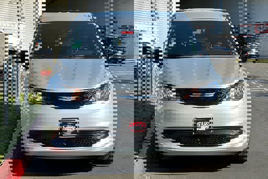 New 2026 Chrysler Voyager LX image 9