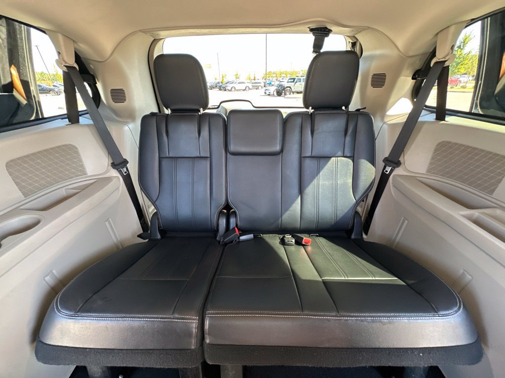 Used 2014 Chrysler Town & Country Touring FWD image 26