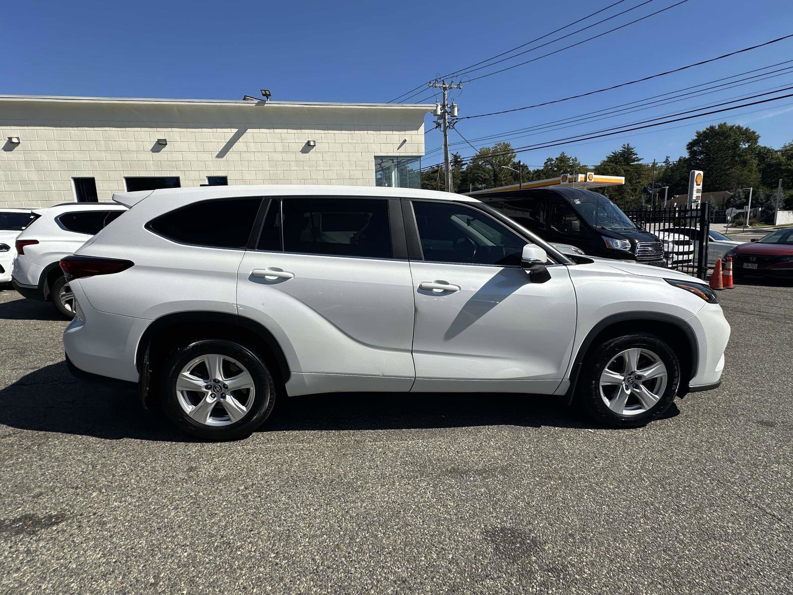 Used 2023 Toyota Highlander LE image 2