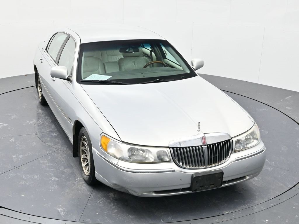 Used 2002 Lincoln Town Car Signature image 34