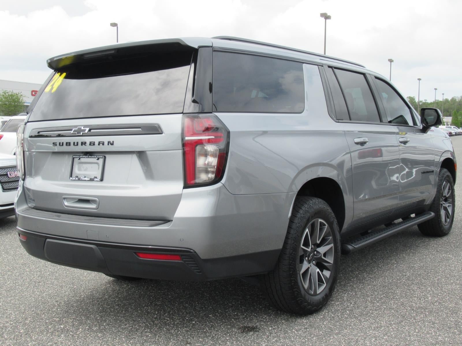 Used 2024 Chevrolet Suburban Z71 w/ Luxury Package AWD/4WD image 7