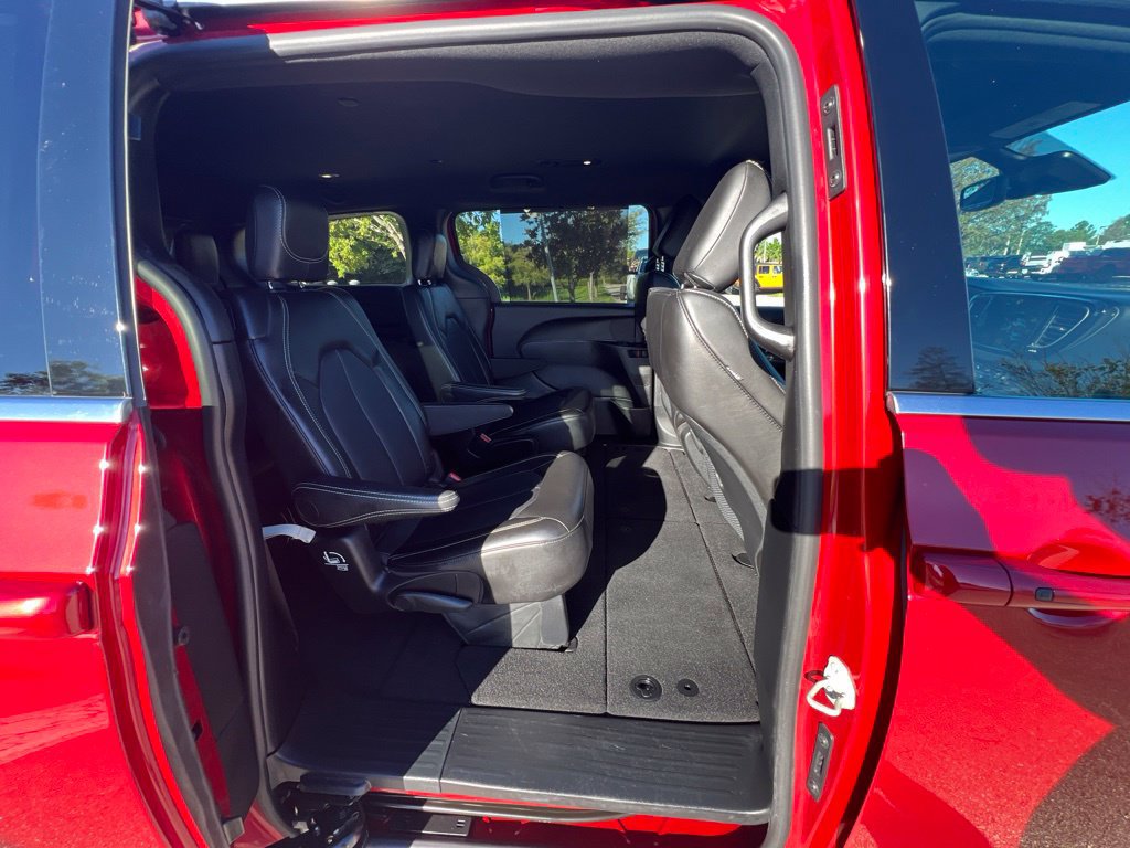 Certified 2025 Chrysler Pacifica Select FWD image 17
