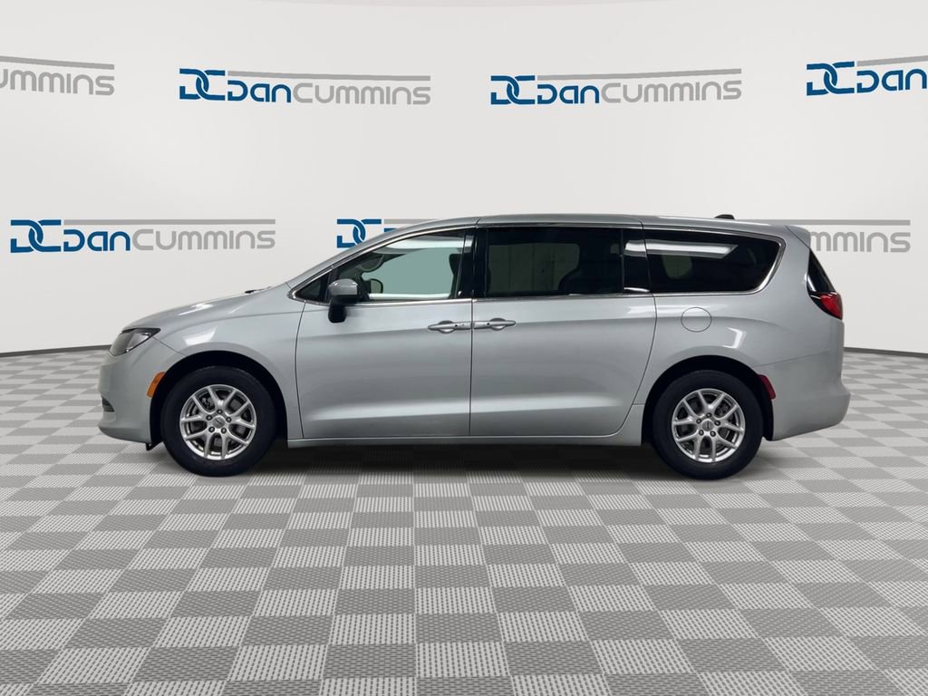 Used 2023 Chrysler Voyager LX image 5