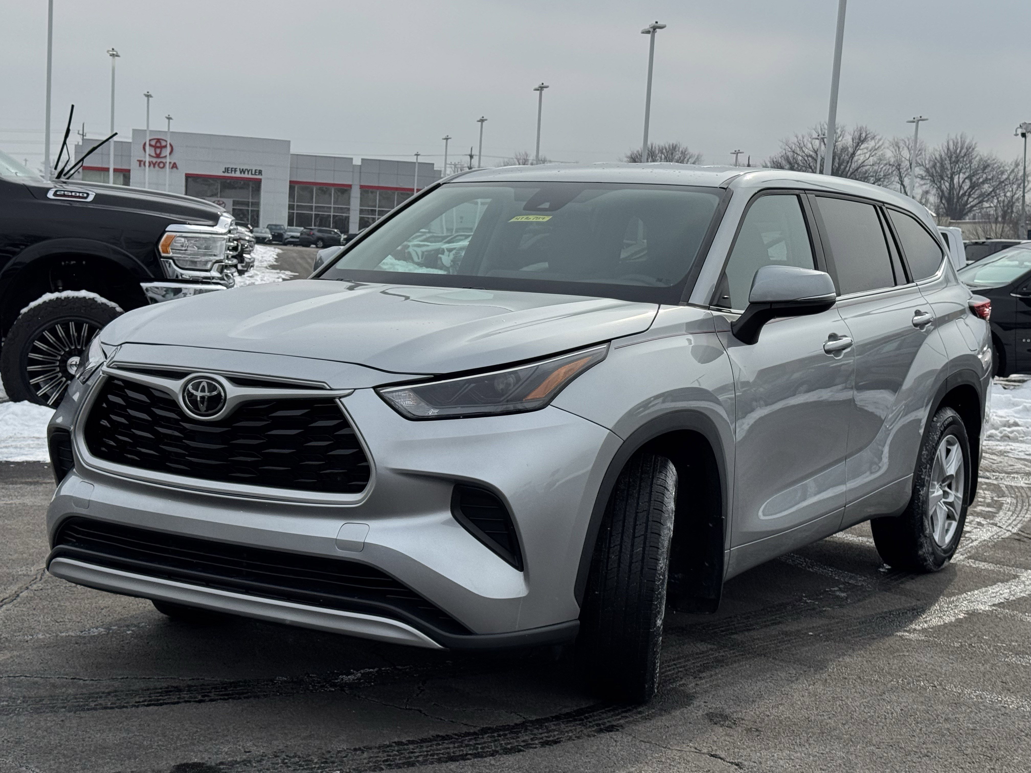 Used 2023 Toyota Highlander L image 14