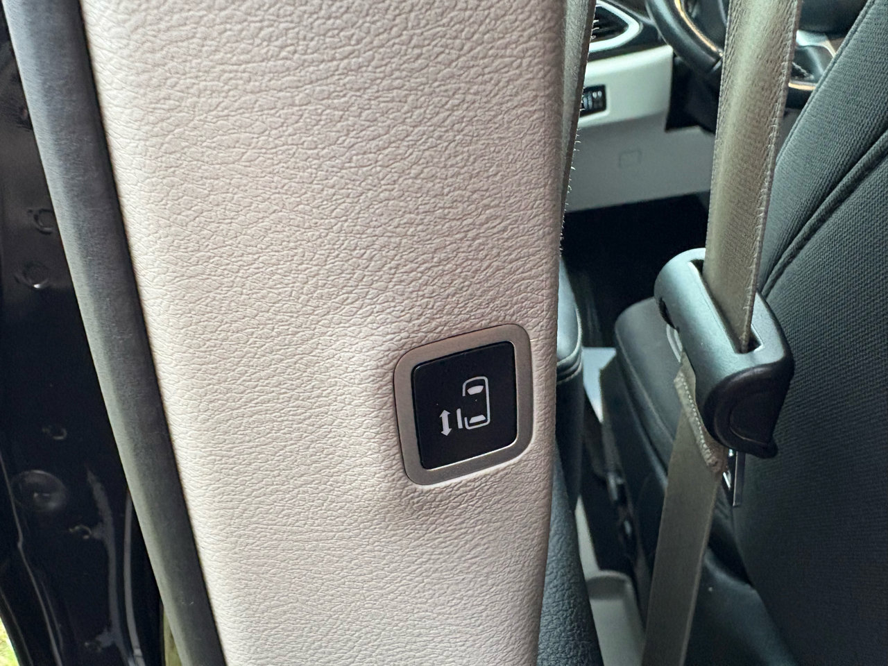 Used 2022 Chrysler Voyager LX image 24