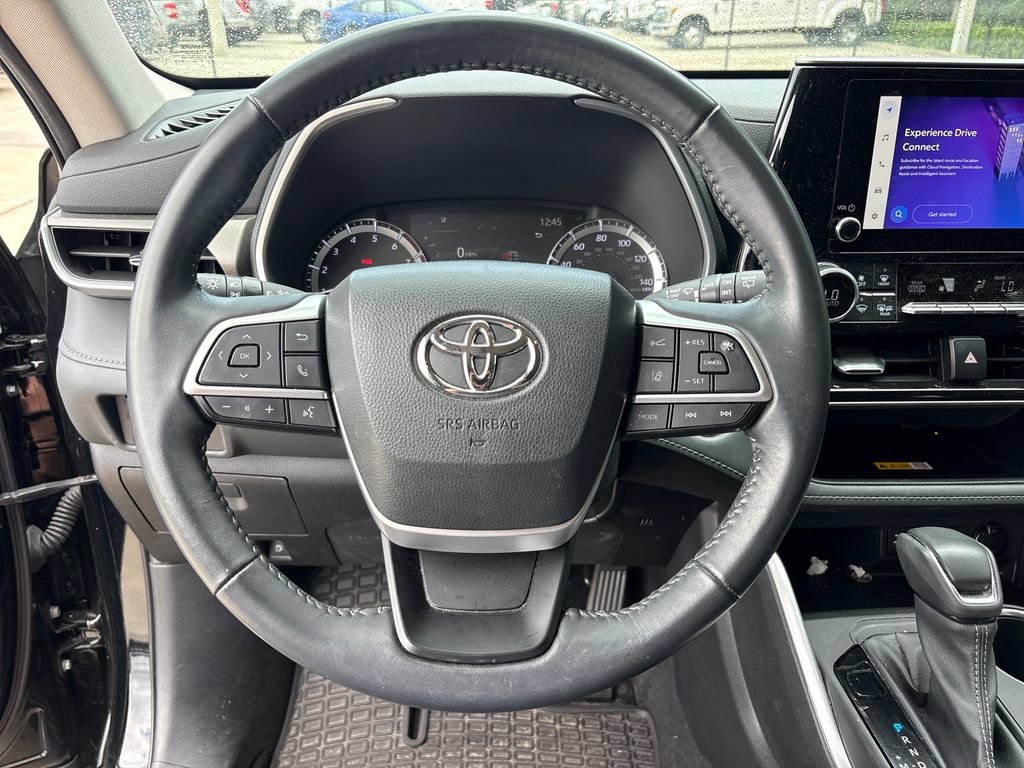 Used 2023 Toyota Highlander XLE FWD image 18