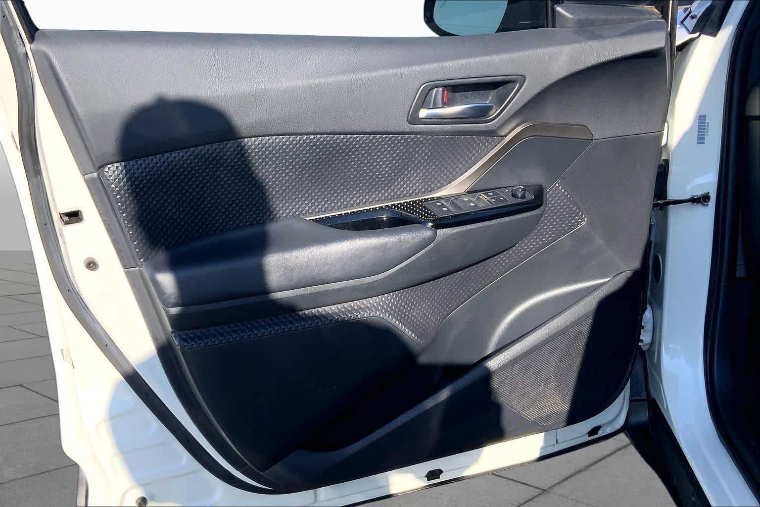 Used 2019 Toyota C-HR XLE FWD image 22