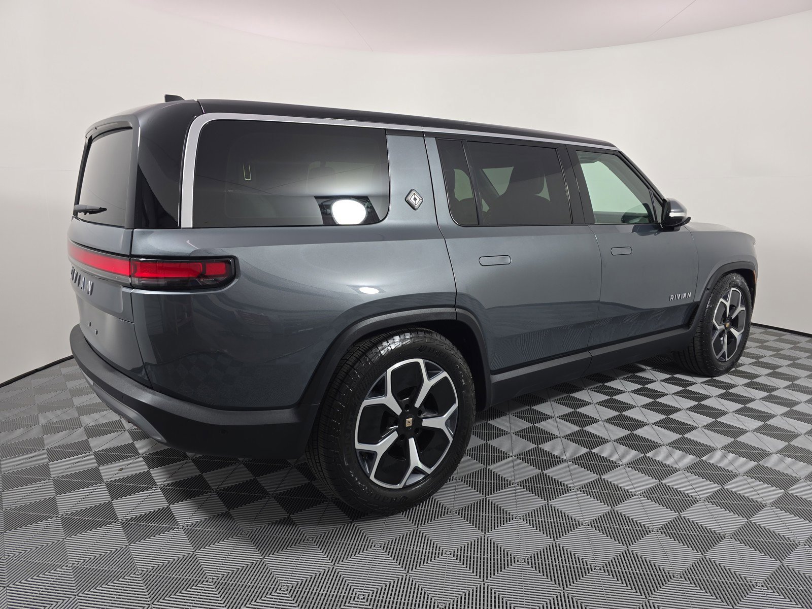Used 2024 Rivian R1S Adventure AWD/4WD image 5