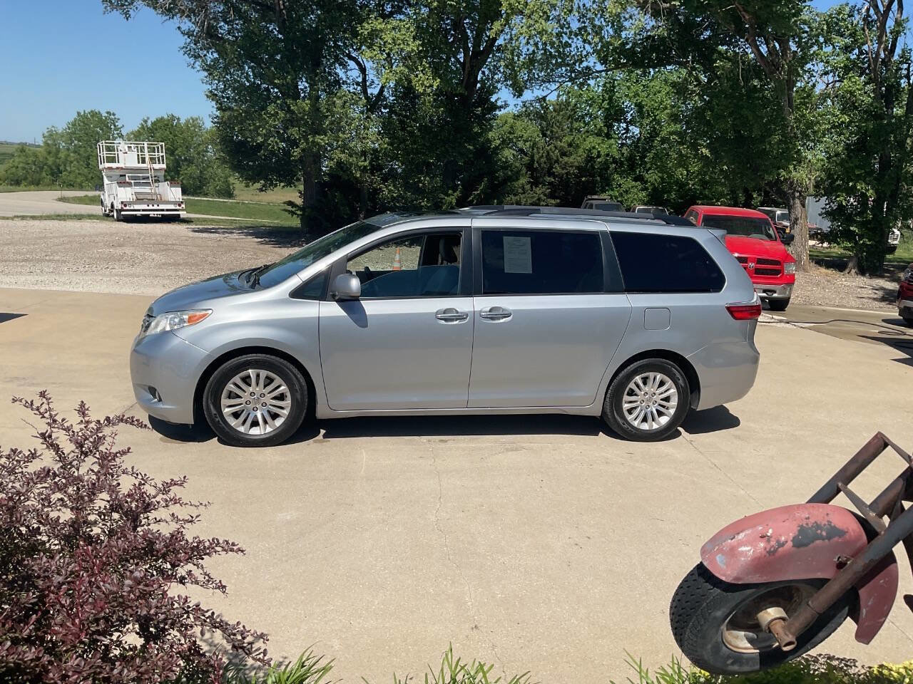 Used 2015 Toyota Sienna XLE FWD image 6